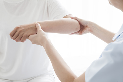 腕の痛みの患者に対して女性の先生が運動療法を行っている画像