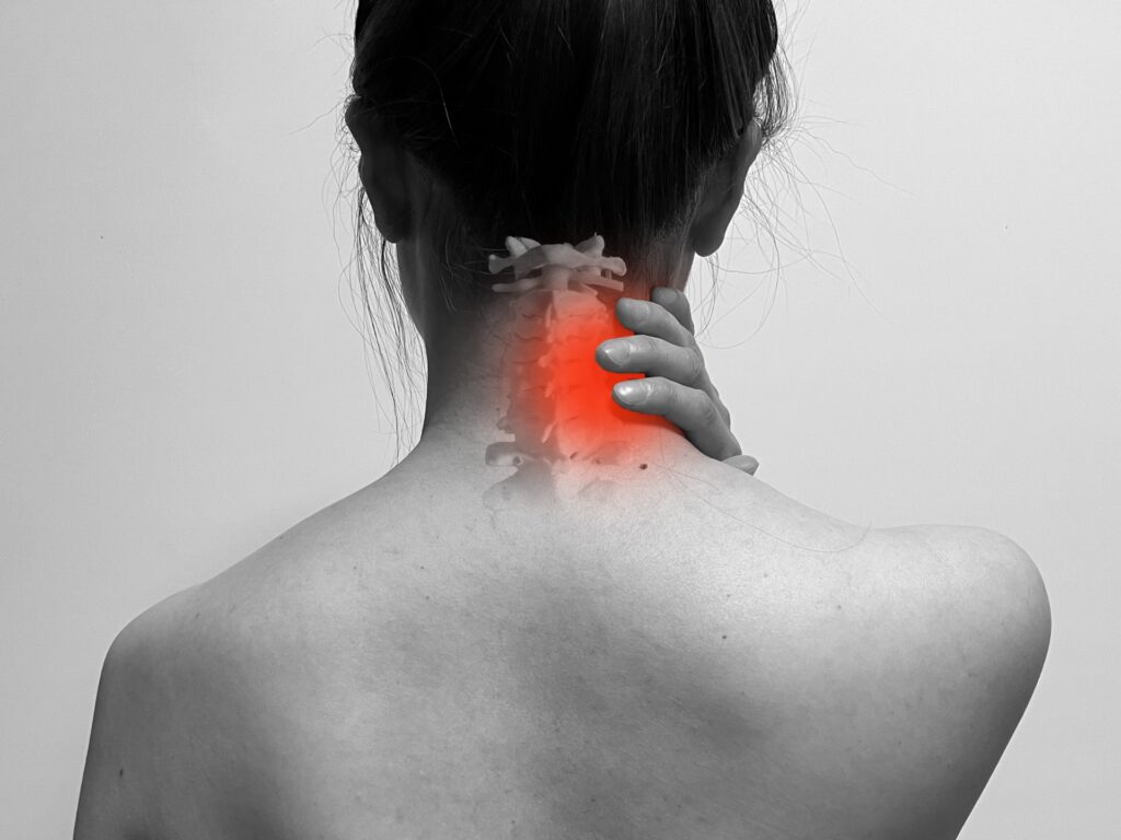 交通事故の後遺症の原因となる首の痛みが続いている患者